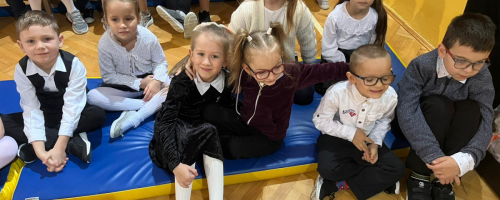 Pasowanie na Pierwszoklasistę – Wizyta Grupy 3 w Szkole Podstawowej w Strzyżowie