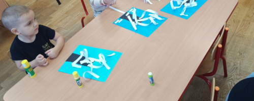 Zajęcia plastyczne Zimowe drzewa w grupie maluszków