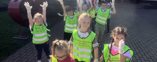 Sprzątanie okolicy przez przedszkolaków
